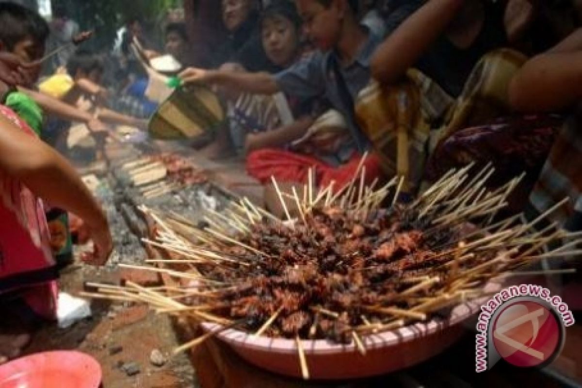 Menikmati Sate Kobra