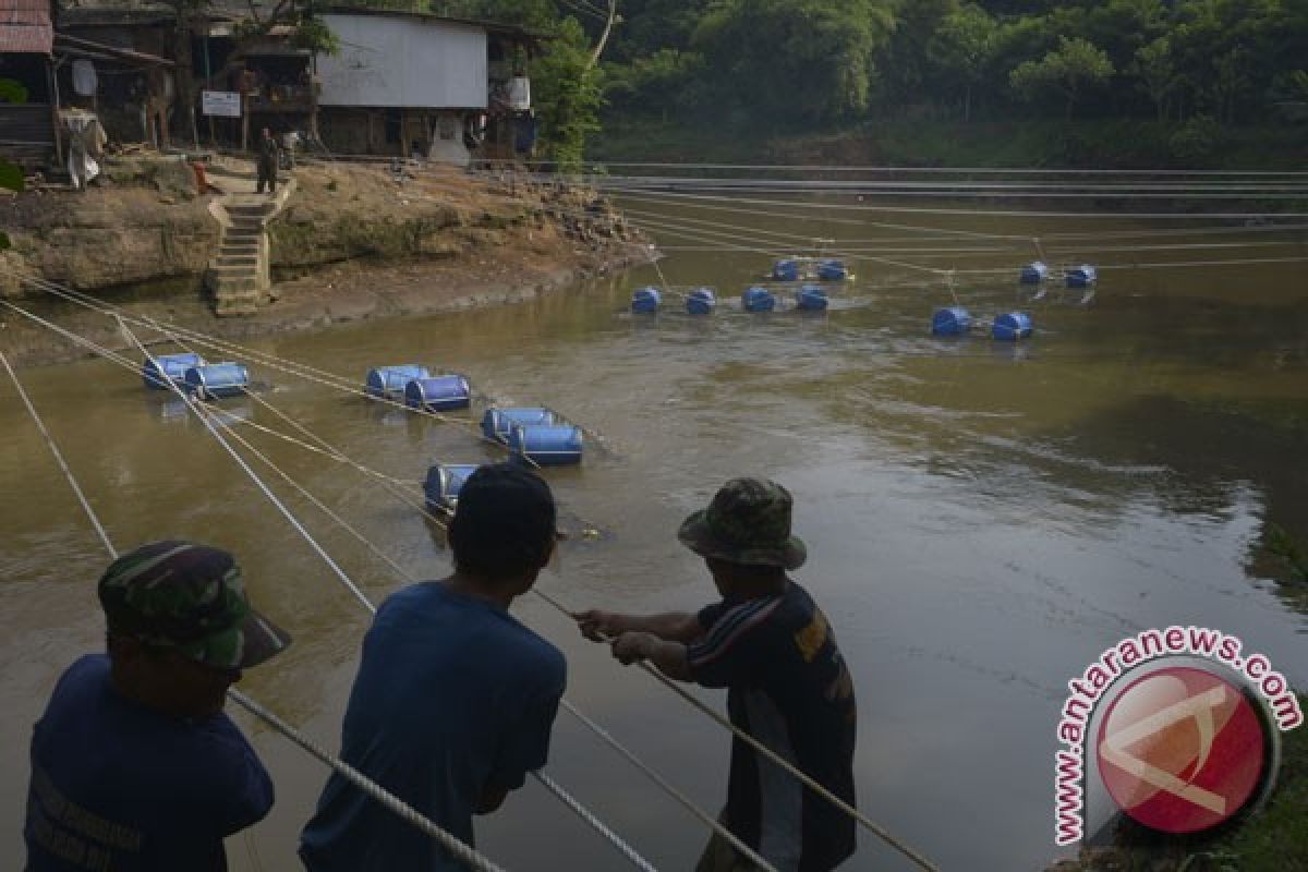 Kopassus TNI AD gelar lomba perahu karet di Sungai Ciliwung