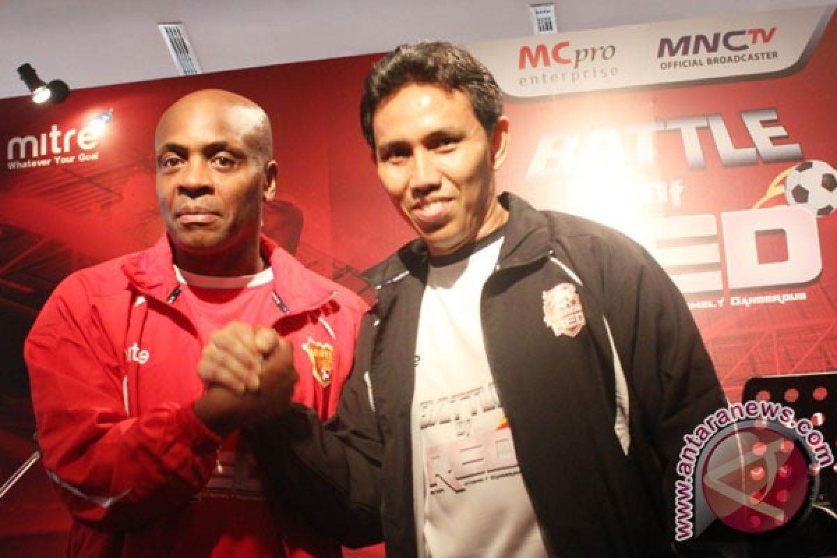 Legenda MU ditantang pensiunan timnas Indonesia