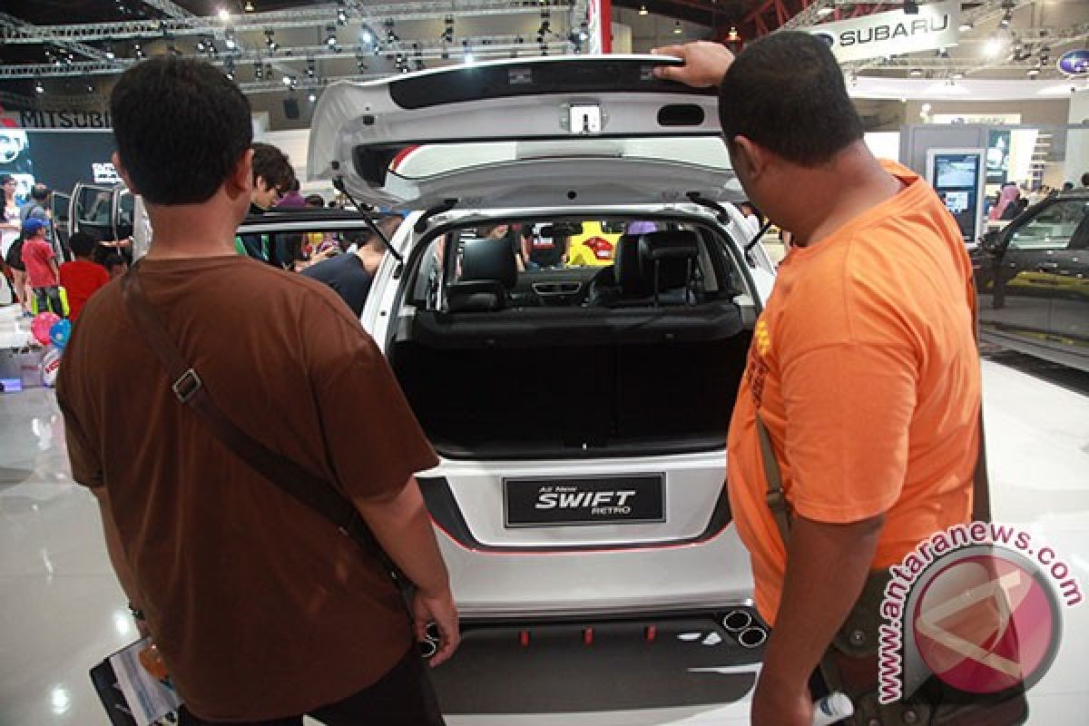 Mobil warna hitam-putih-silver masih digemari