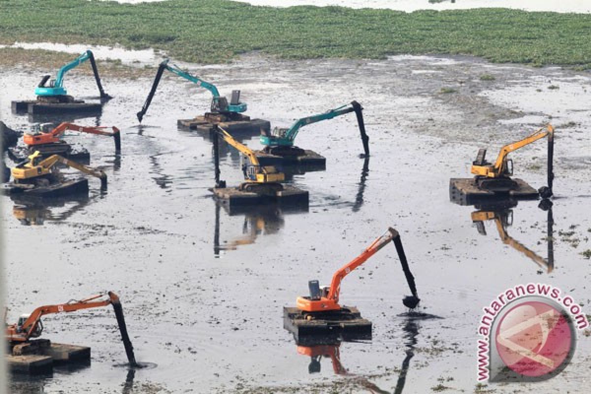 Cegah banjir, Waduk Tomang di Jakarta Barat dikeruk