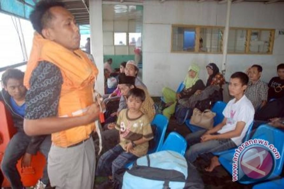 PPN Sungailiat Salurkan Bantuan 50 Jaket Pelampung