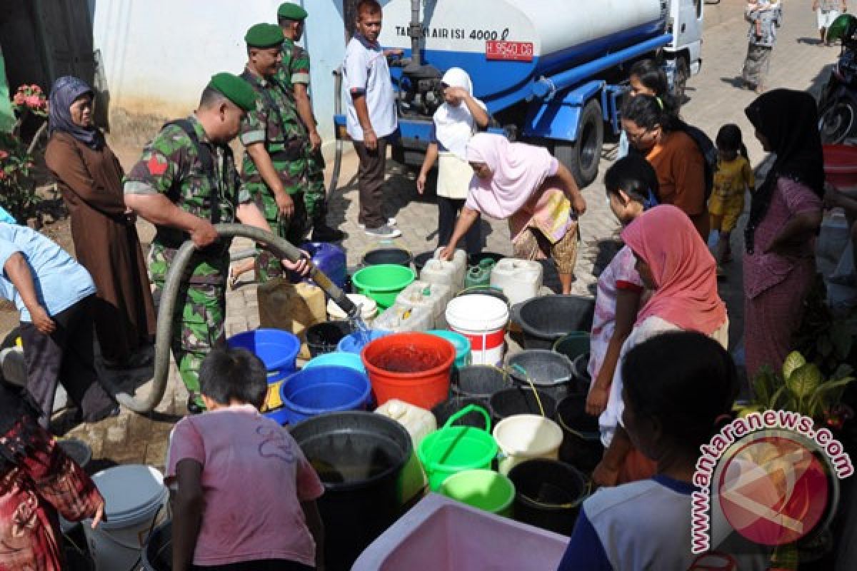 TNI bantu gali sumur di Pamekasan