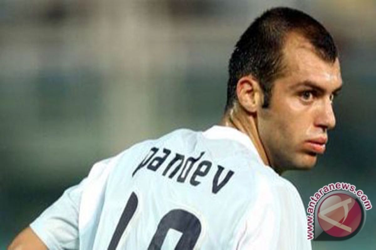 Dua gol Pandev bawa Napoli ke puncak