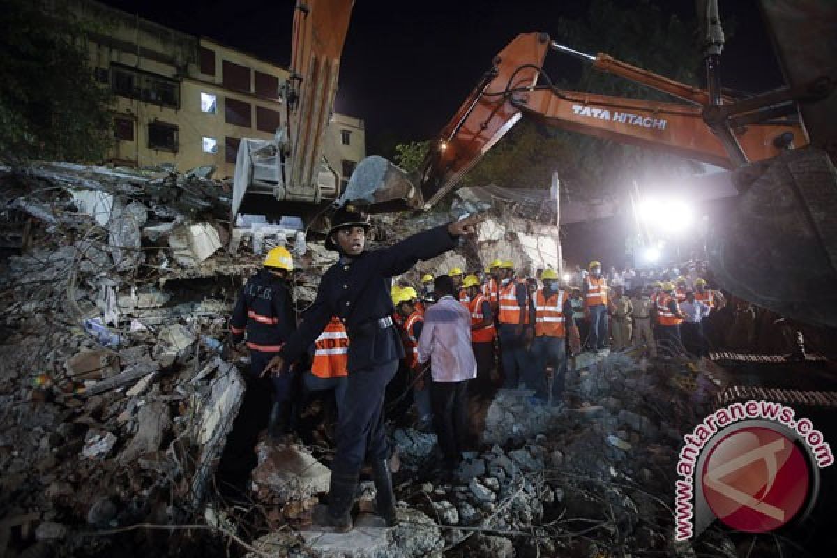 Sebuah apartemen ambruk, dikhawatirkan ratusan orang terjebak