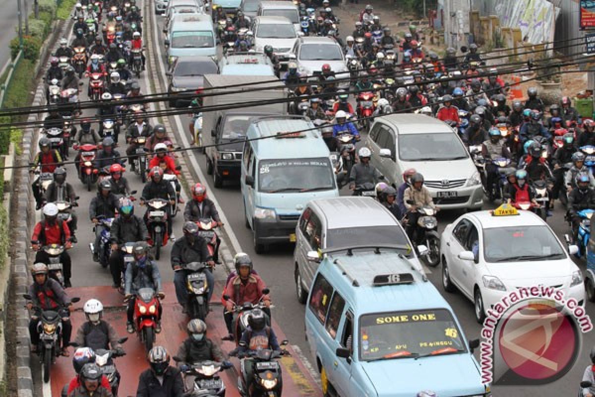 Pengendara sepeda motor dilarang berteduh di bawah flyover