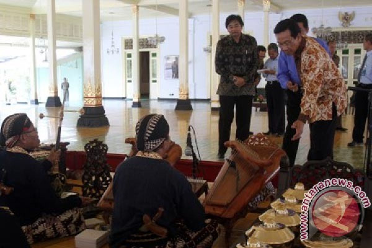 Muda mudi Portugis main gamelan di Porto