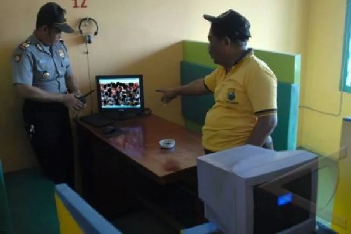 Mahasiswa Mesum di Bilik Warnet Kena Razia - Berita Terkini Jawa Tengah
