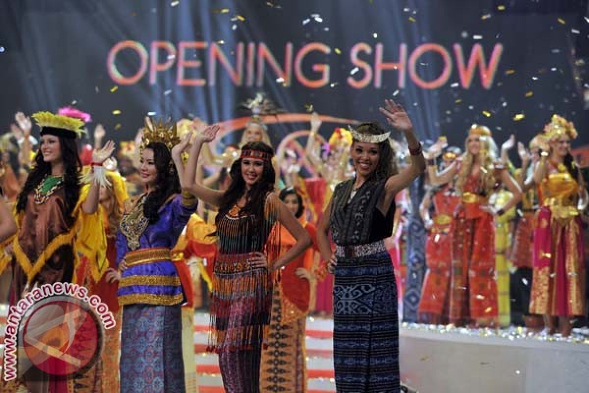 Kontestan Miss World Kenakan Busana Tradisional