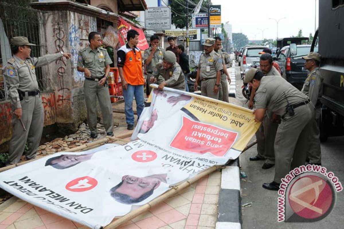 Satpol PP Bekasi tertibkan puluhan reklame ilegal