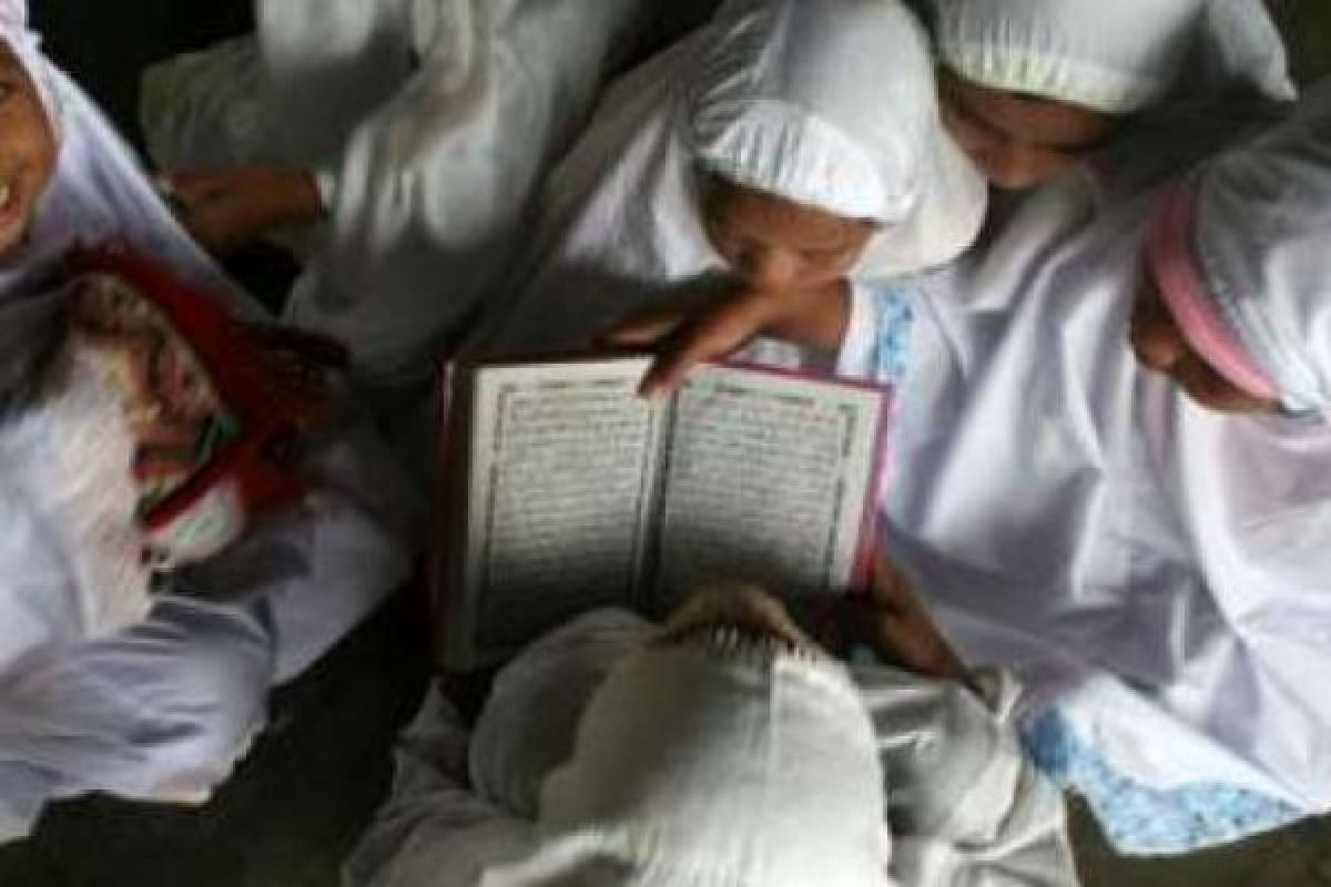 Pemprov Riau Salurkan Dana Stimulan Sekolah Agama