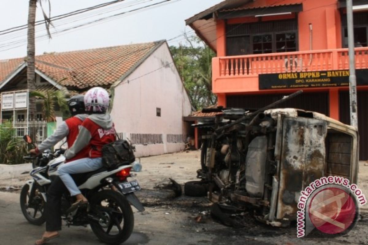 Tiga mobil dirusak akibat bentrok massa Karawang