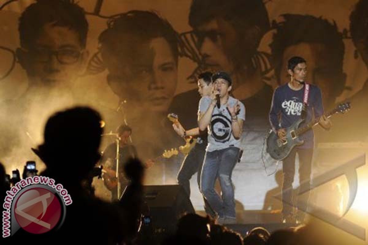 Konser Noah di Mamuju Diguyur Hujan 