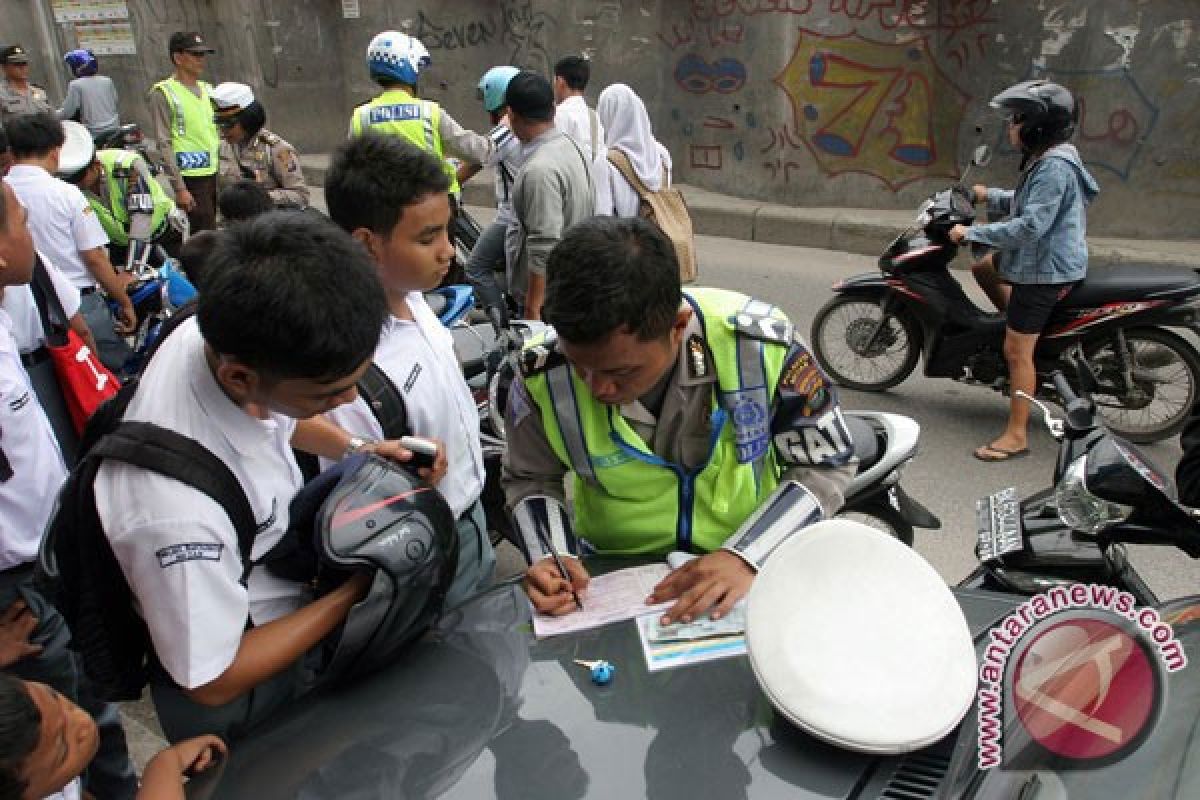 Pemotor Di Sukabumi Nekat Tabrak Polisi