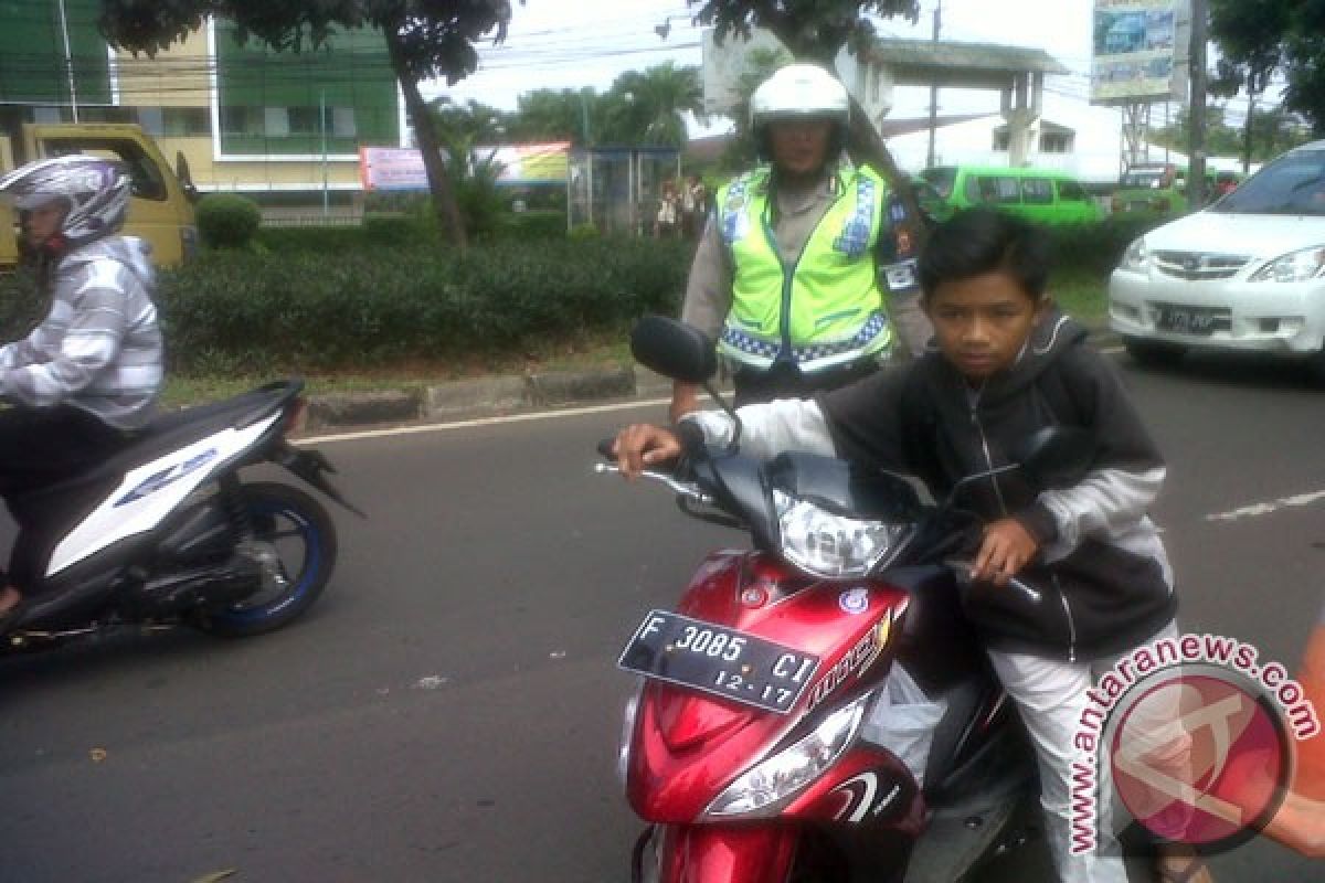 Polres Karawang sita puluhan motor knalpot bising