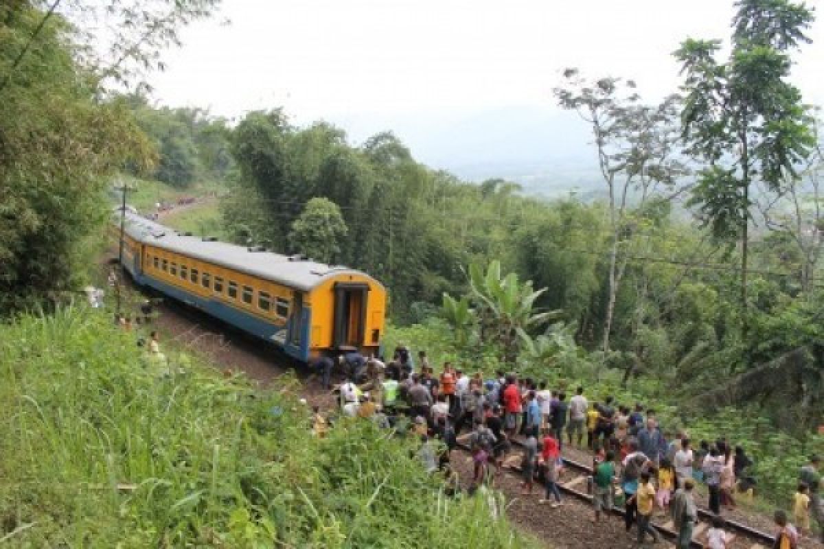 Lokomotif Anjlok Saat Langsir