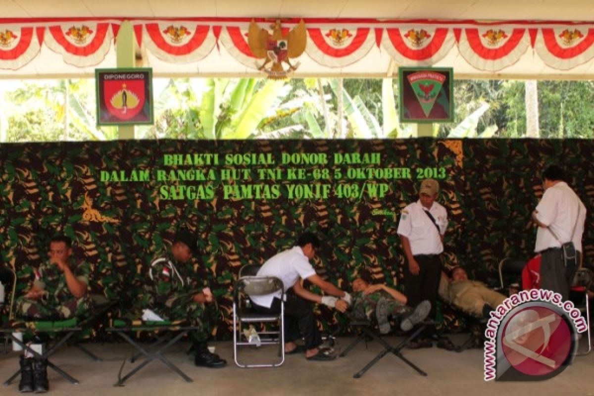 Satgas Pamtas Gelar Donor Darah Peringati HUT TNI