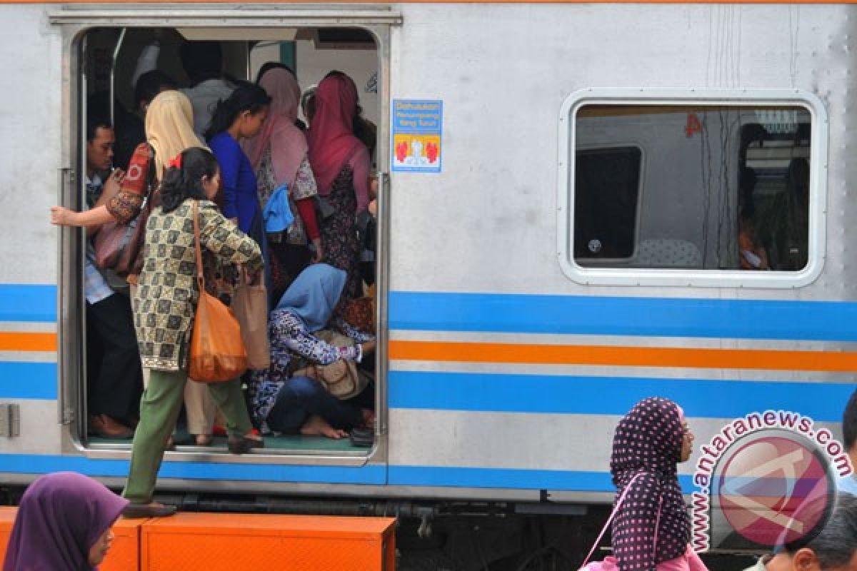 Pohon tumbang hambat perjalanan KRL Jakarta dan Jatinegara