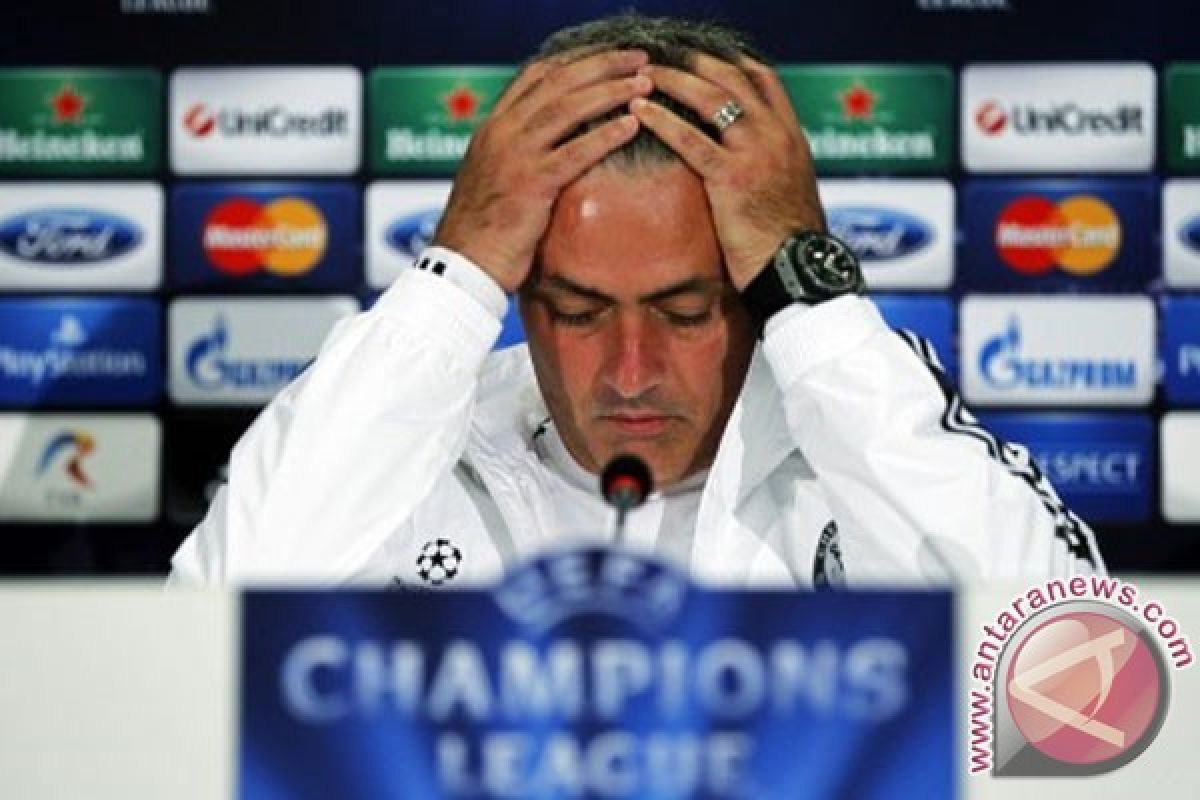 Mourinho didenda karena sikapnya di Villa Park