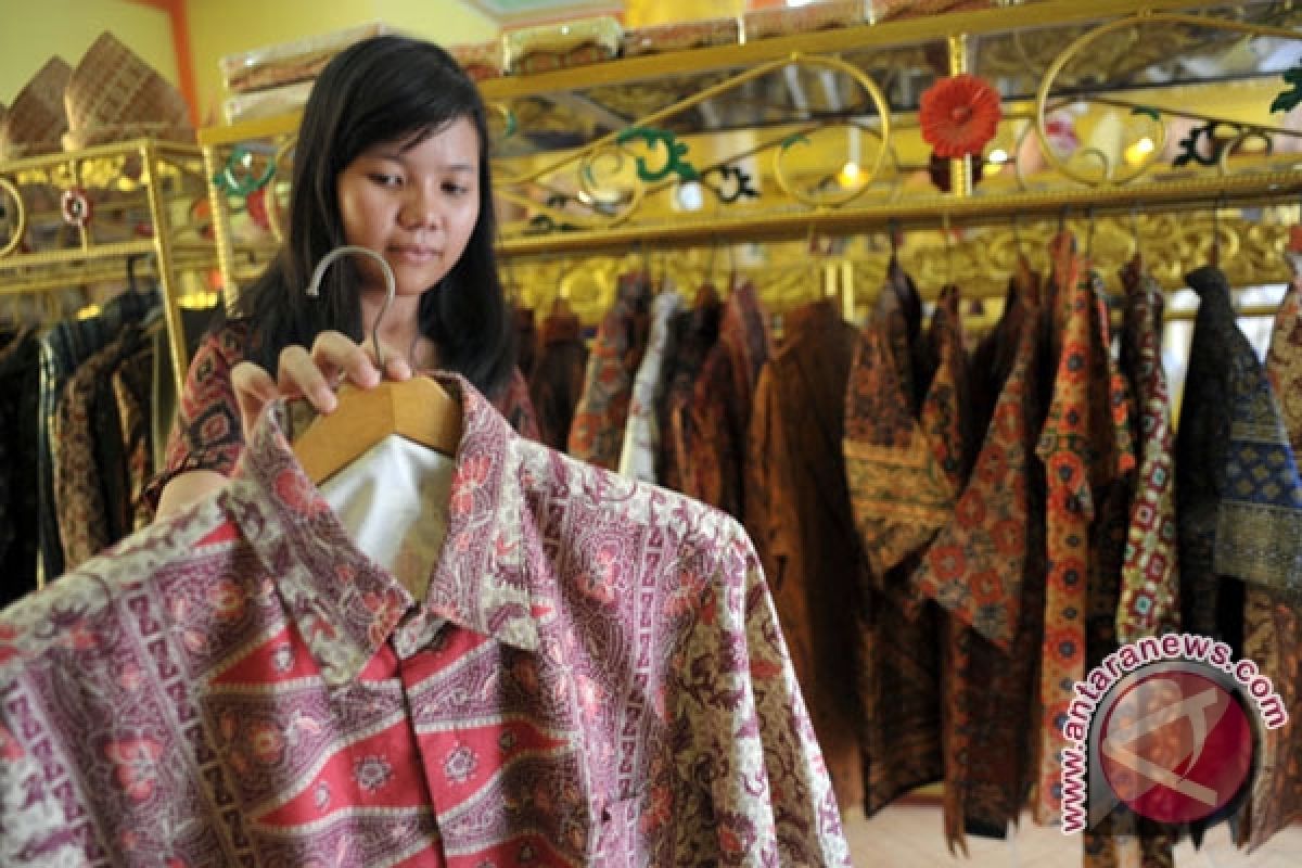 Perajin pakaian khas Palembang kembangkan batik 