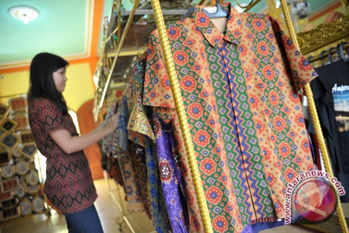 Perajin pakaian tradisional Palembang terus kembangkan batik 