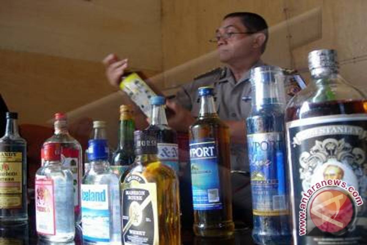 Polisi Bekuk Pengedar Obat Dan Minuman Keras