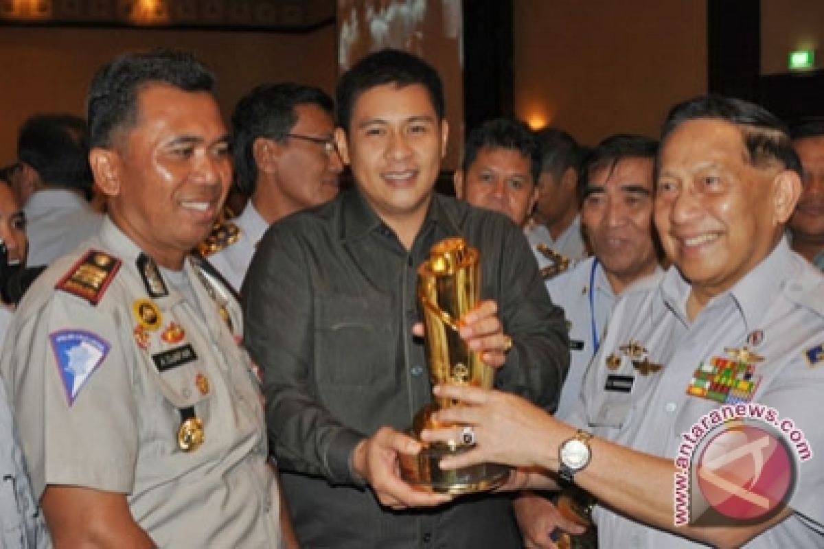 Manado terima piala Wahana tata nugraha