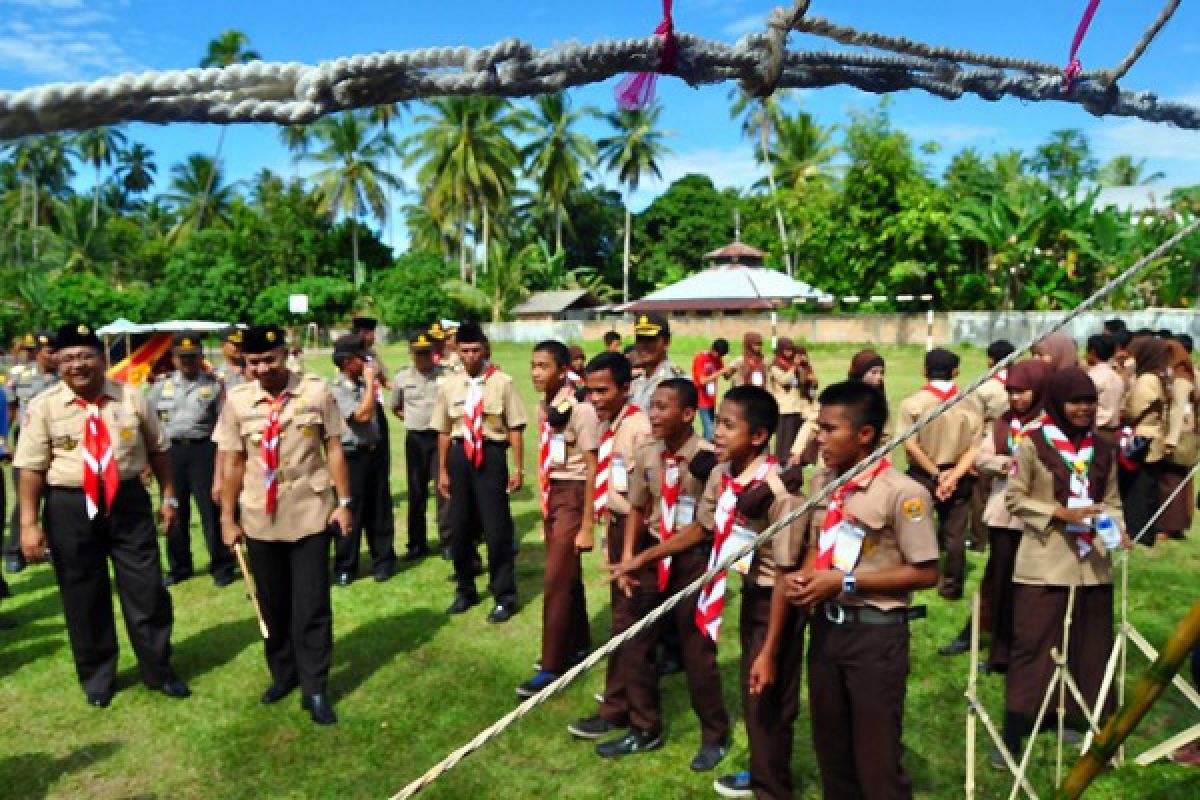 Pramuka Bersihkan Objek Wisata di Pariaman 