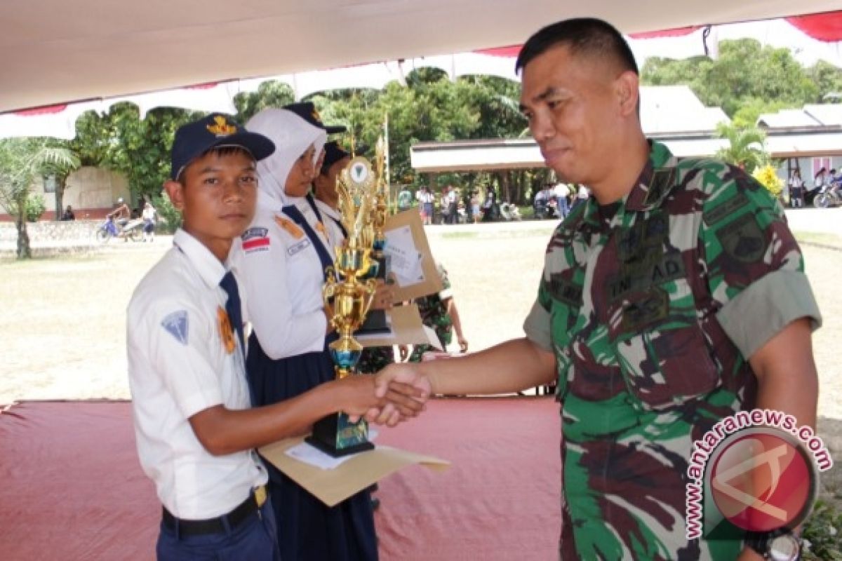 SMP 2 Suruh Tembawang Juara 1 Lomba Baris HUT TNI