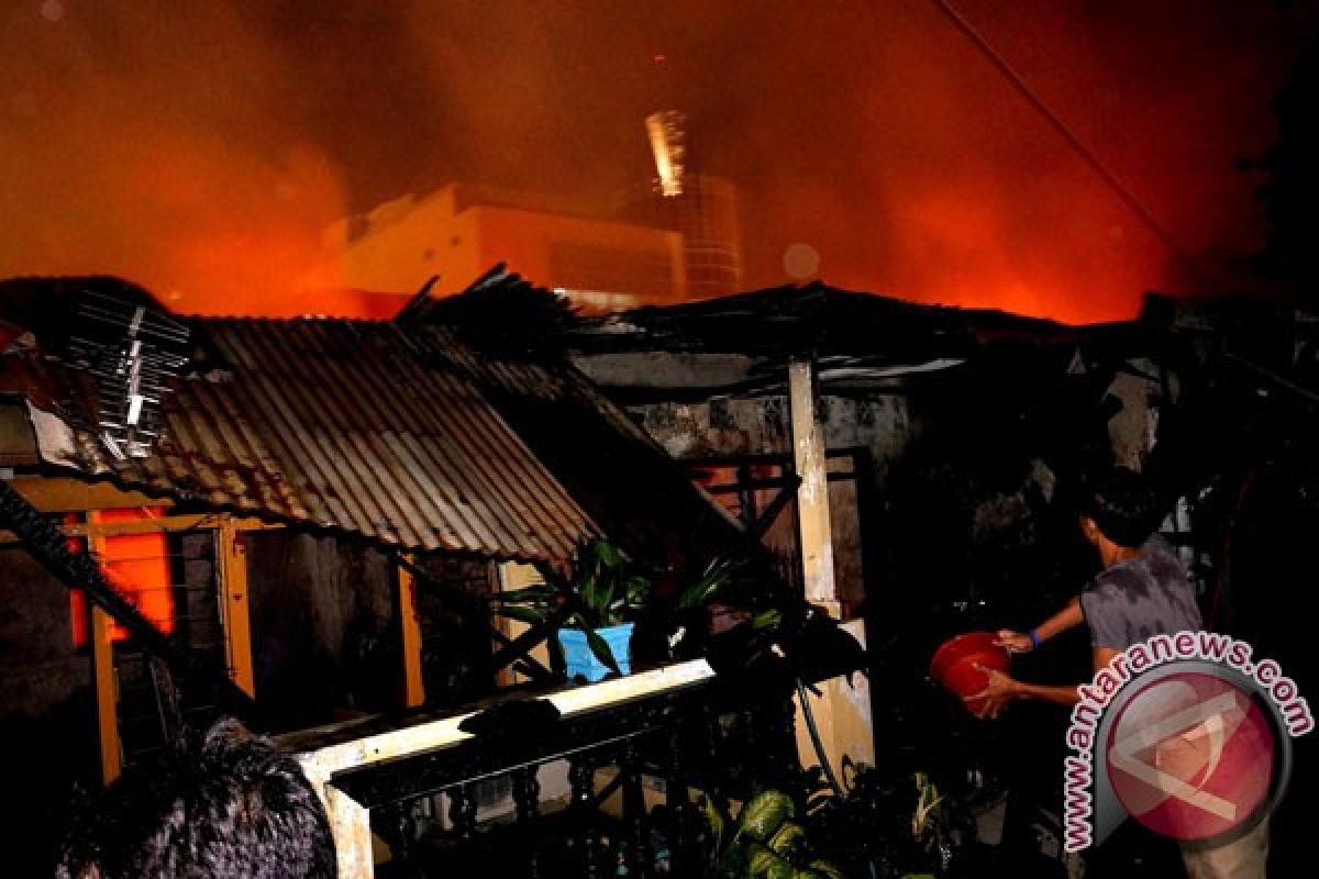 Api hanguskan lima rumah di Asrama Polisi