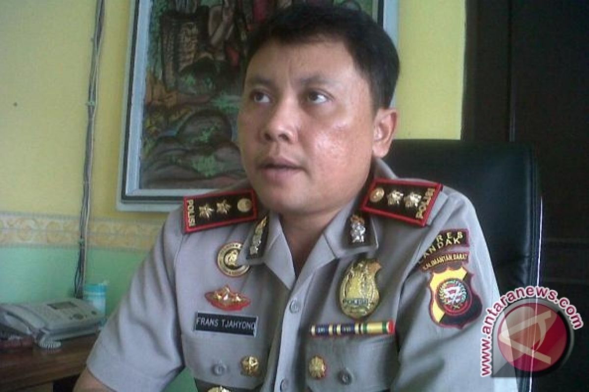 Warga Serahkan Senpi Rakitan Ke Polres Landak