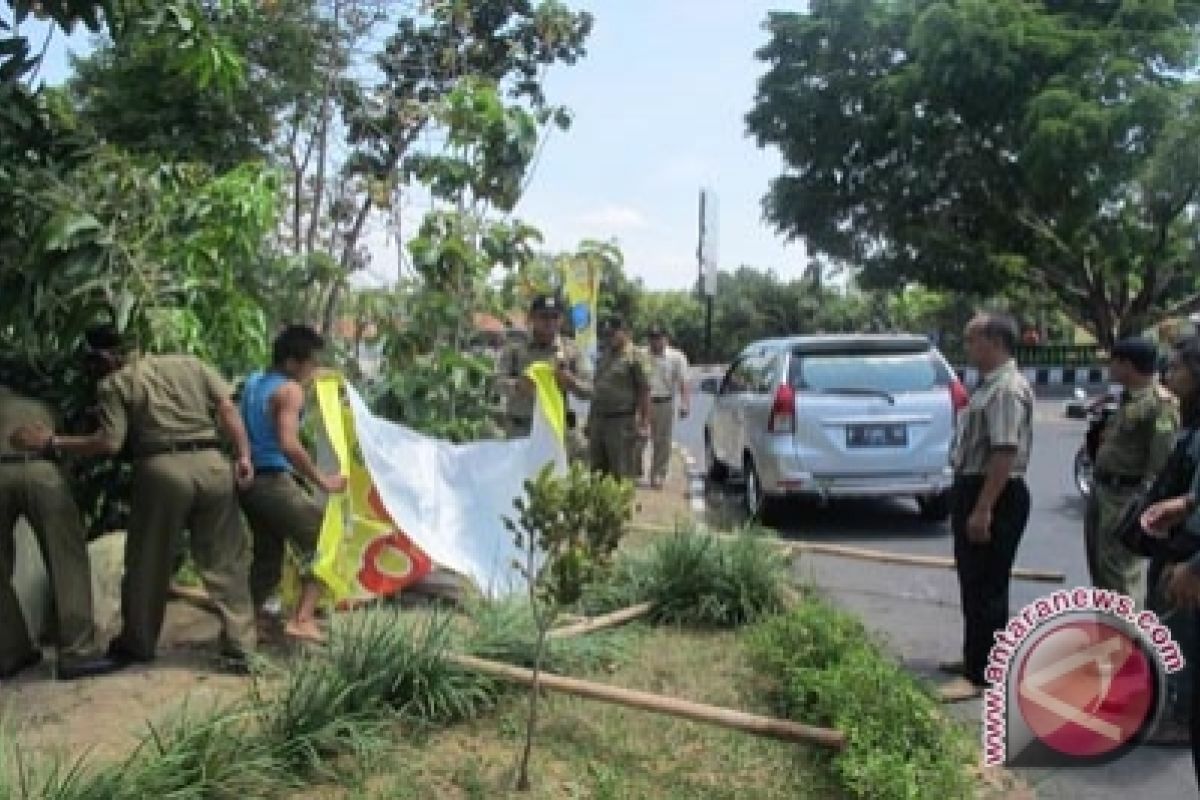 Panwaslu: sulit menertibkan APK di jalan kampung 