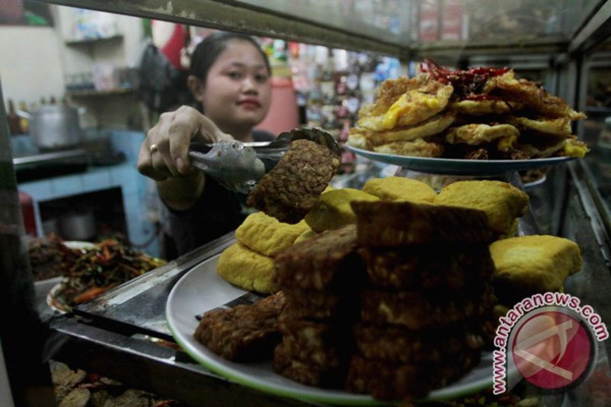 Warung dadakan penuhi jalur mudik