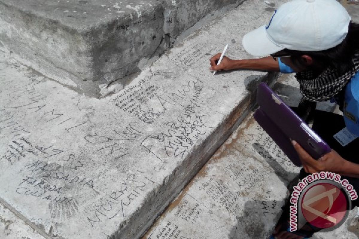 Coretan nama-nama Indonesia di Jabal Rahmah