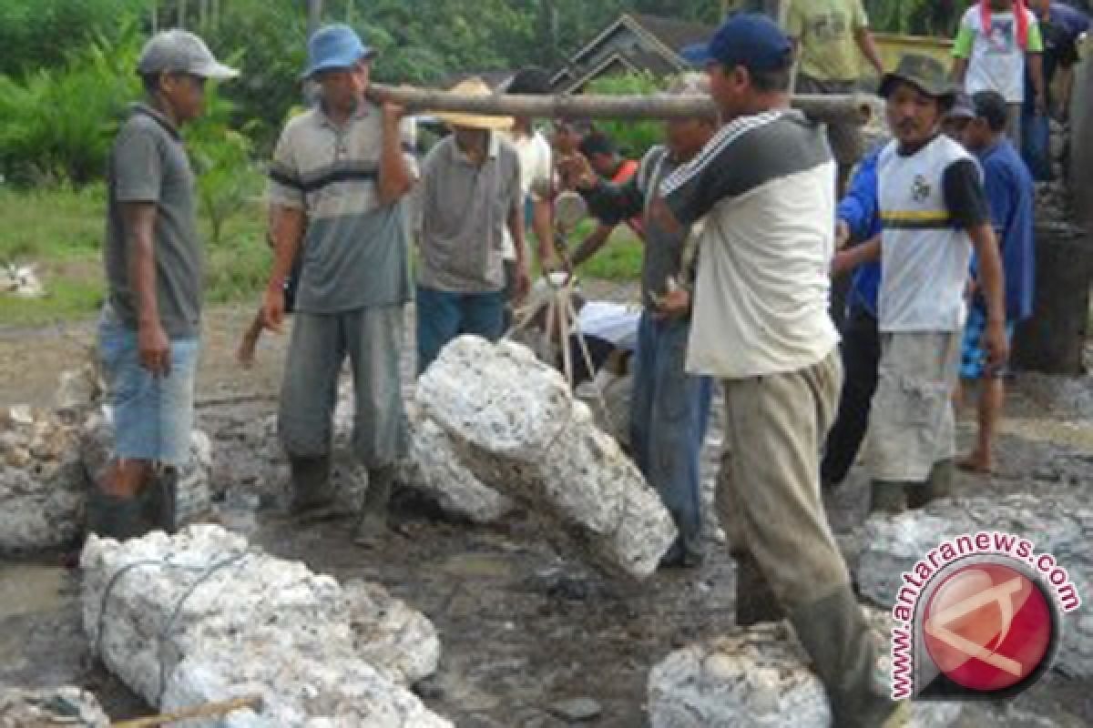 Prices Up, Farmers Sell Rubber 