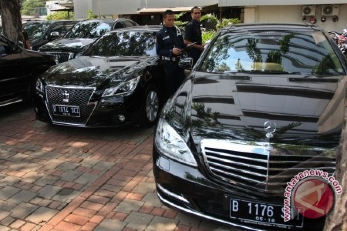 Mobil Mercedes Akil baru tiga bulan