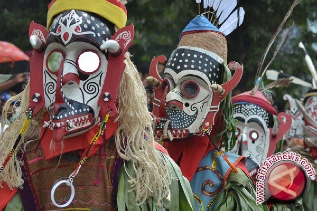 Pawai Budaya Nusantara warnai Festival Mahakam 2013 