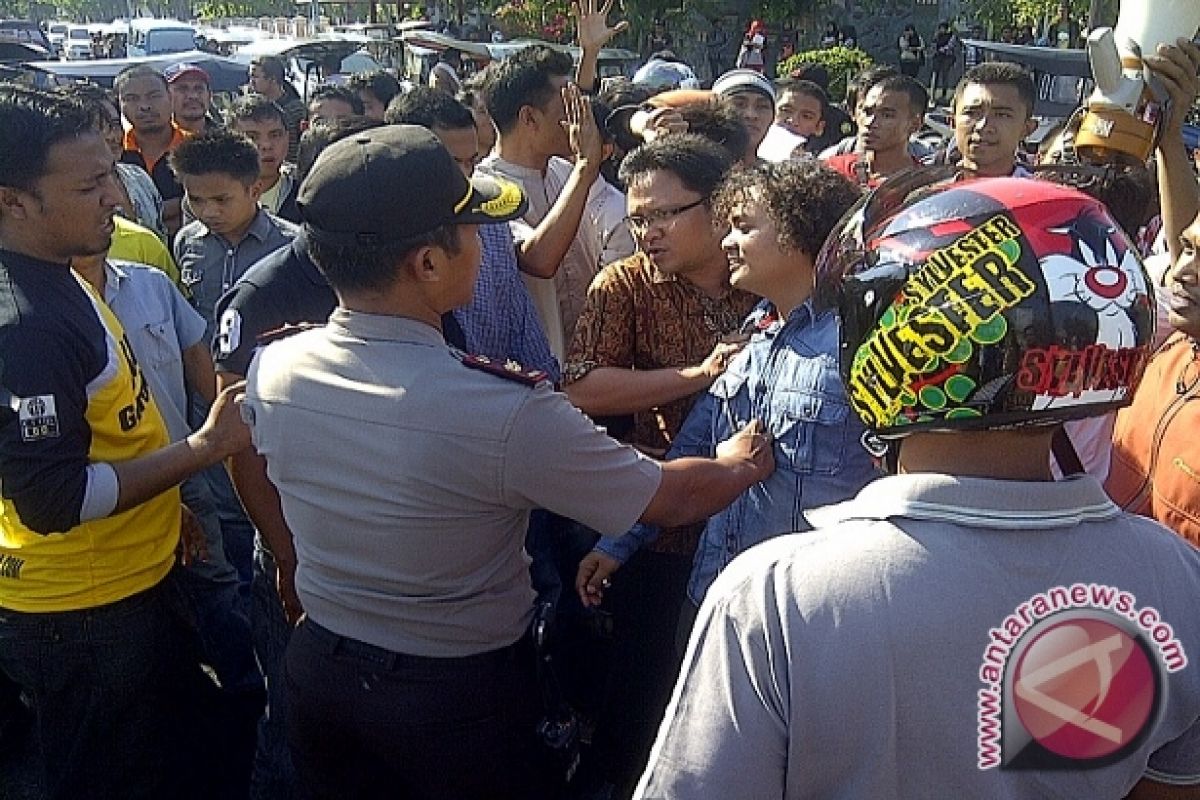 Polisi Bubar Paksa Unjuk Rasa Mahasiswa Gorontalo 