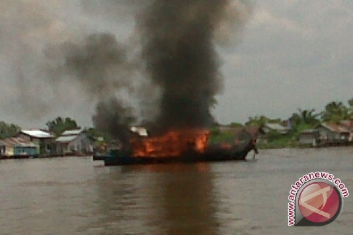 KM Pengangkut Barang Terbakar Di Sungai Kapuas