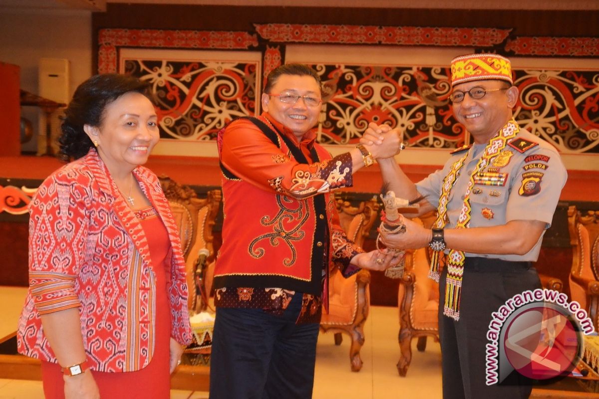 Kapolda Kalbar Silaturahmi Dengan Dewan Adat Dayak