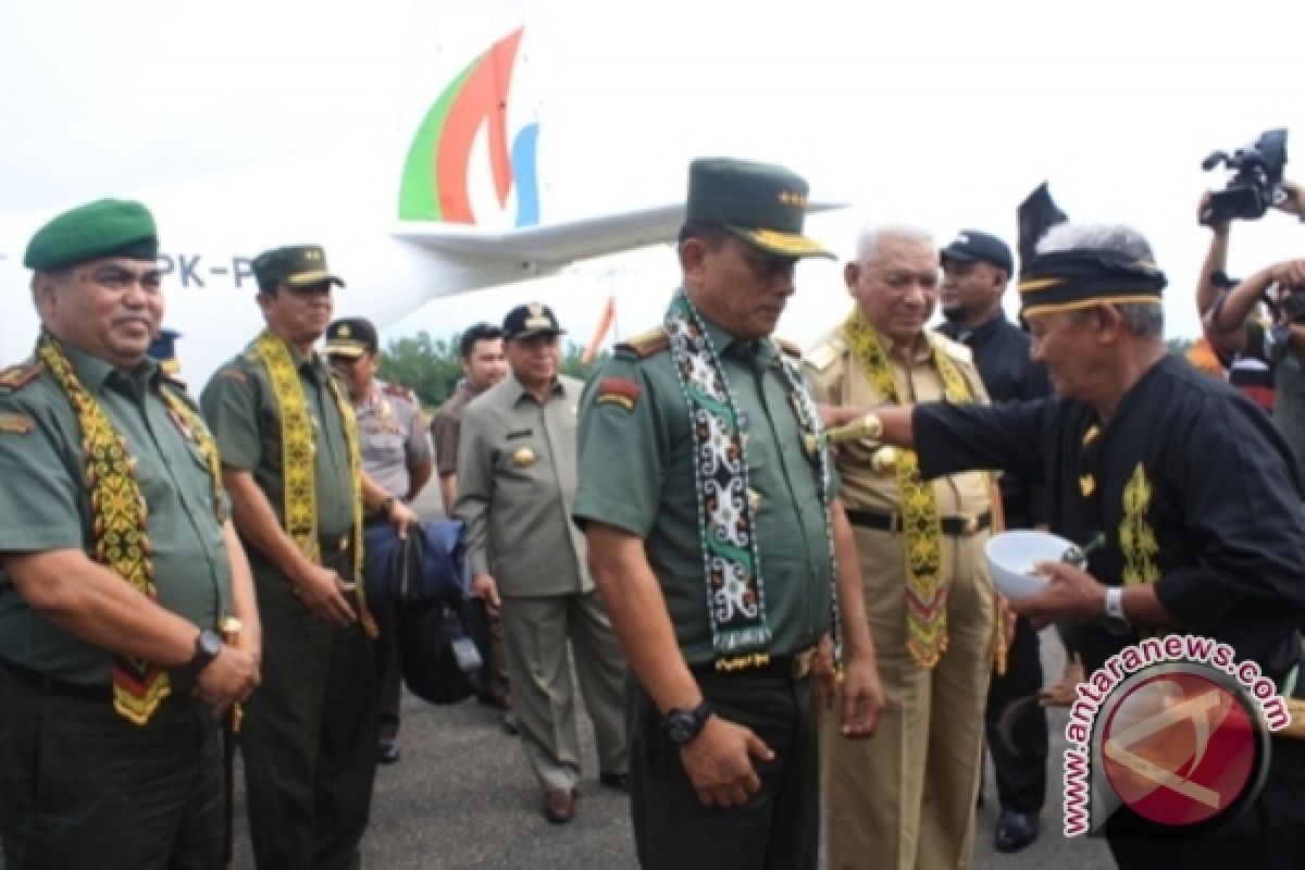 Panglima TNI Disambut Adat Kutai Sangatta