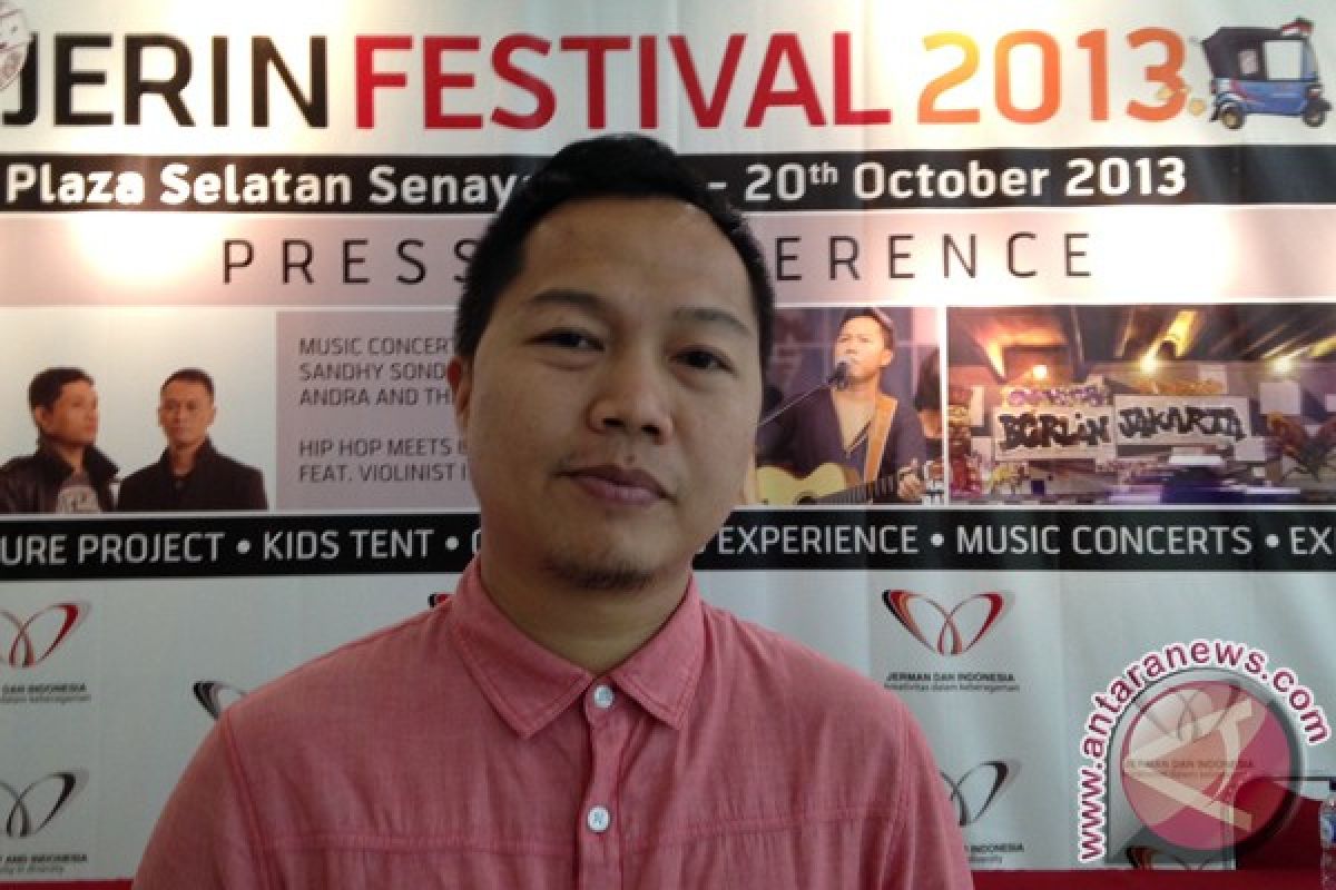 Sandhy Sondoro tampil di panggung festival Jerman Indonesia 2013