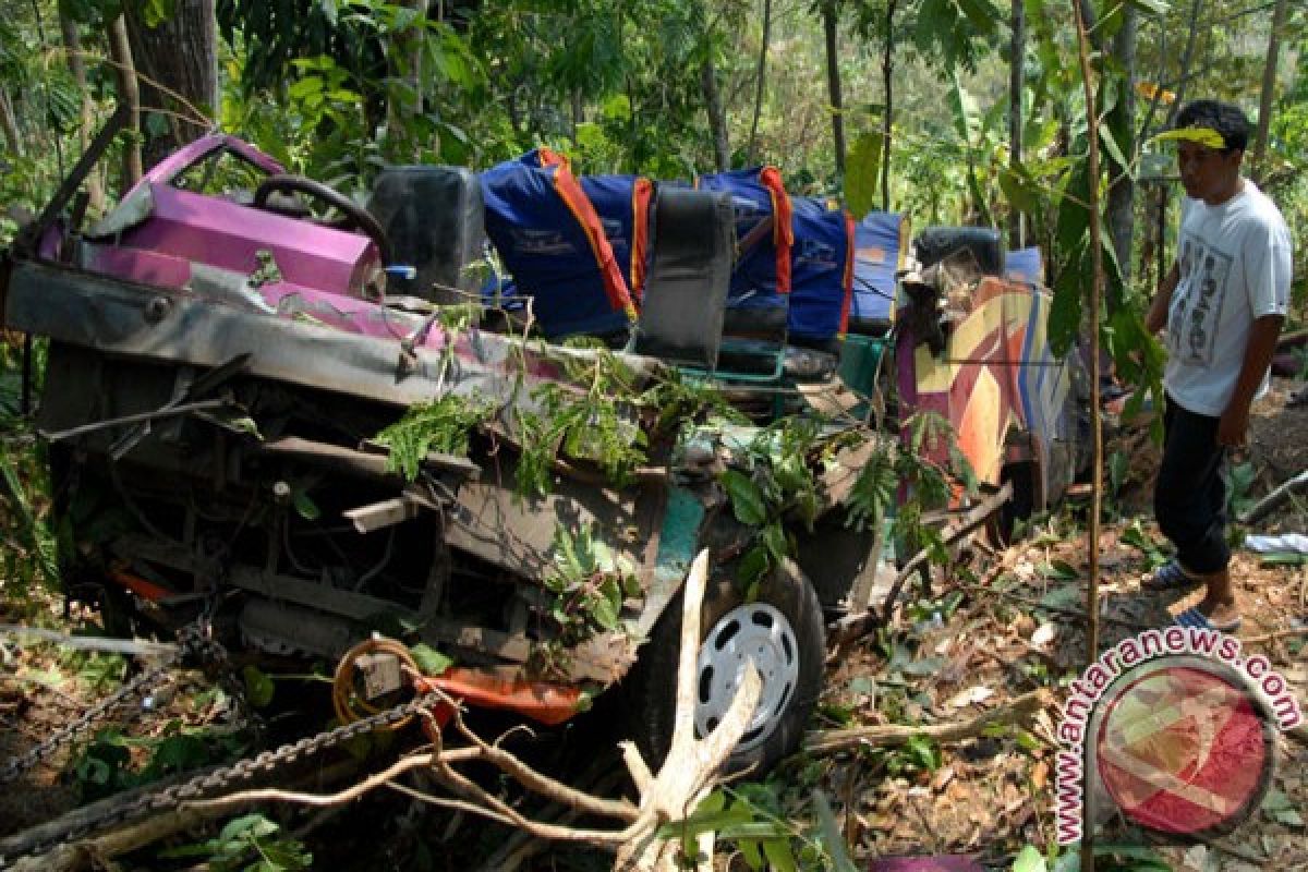 Hindari becak motor, sopir bus banting stir masuk jurang