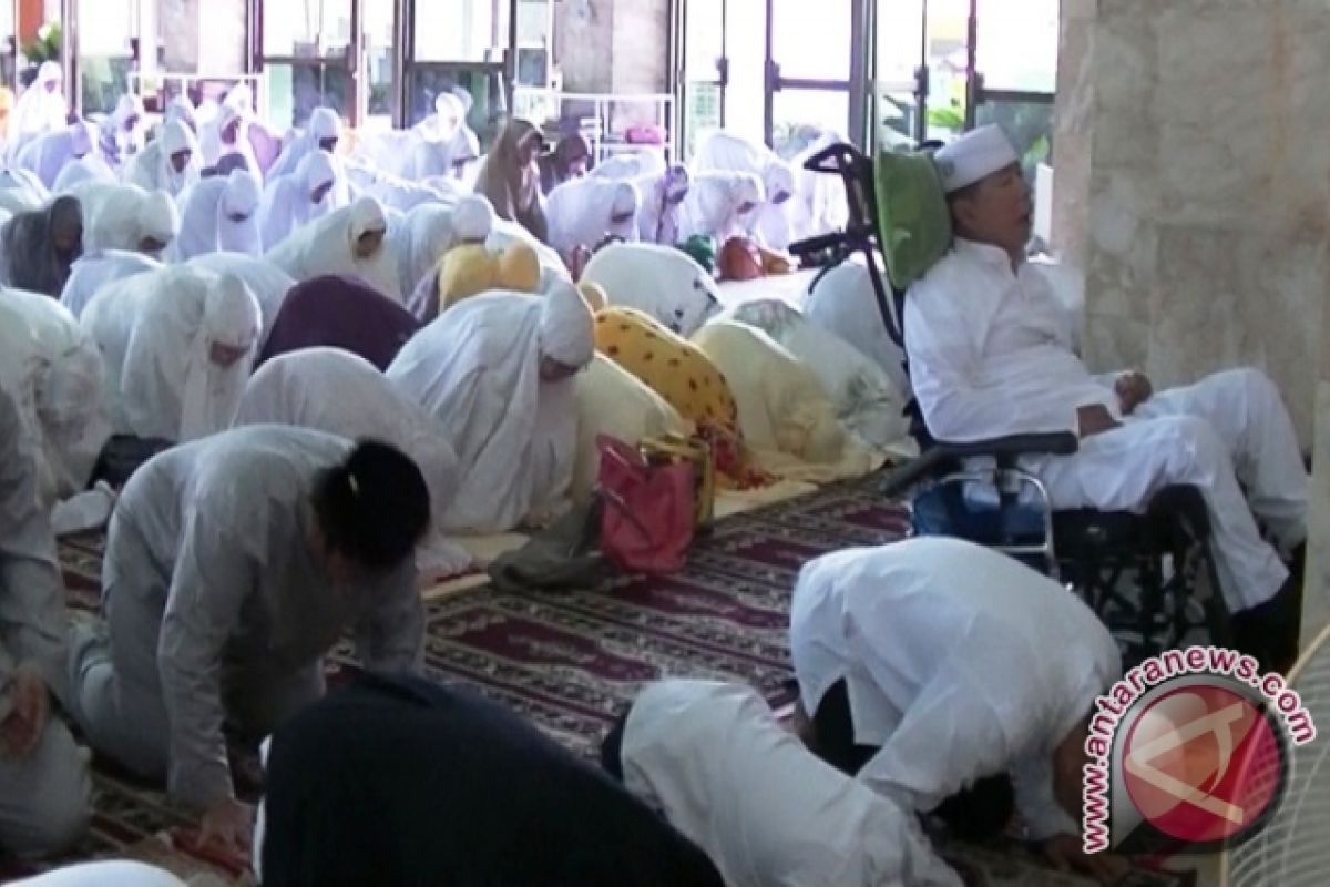 Syaukani Shalat Ied di Masjid Agung Tenggarong
