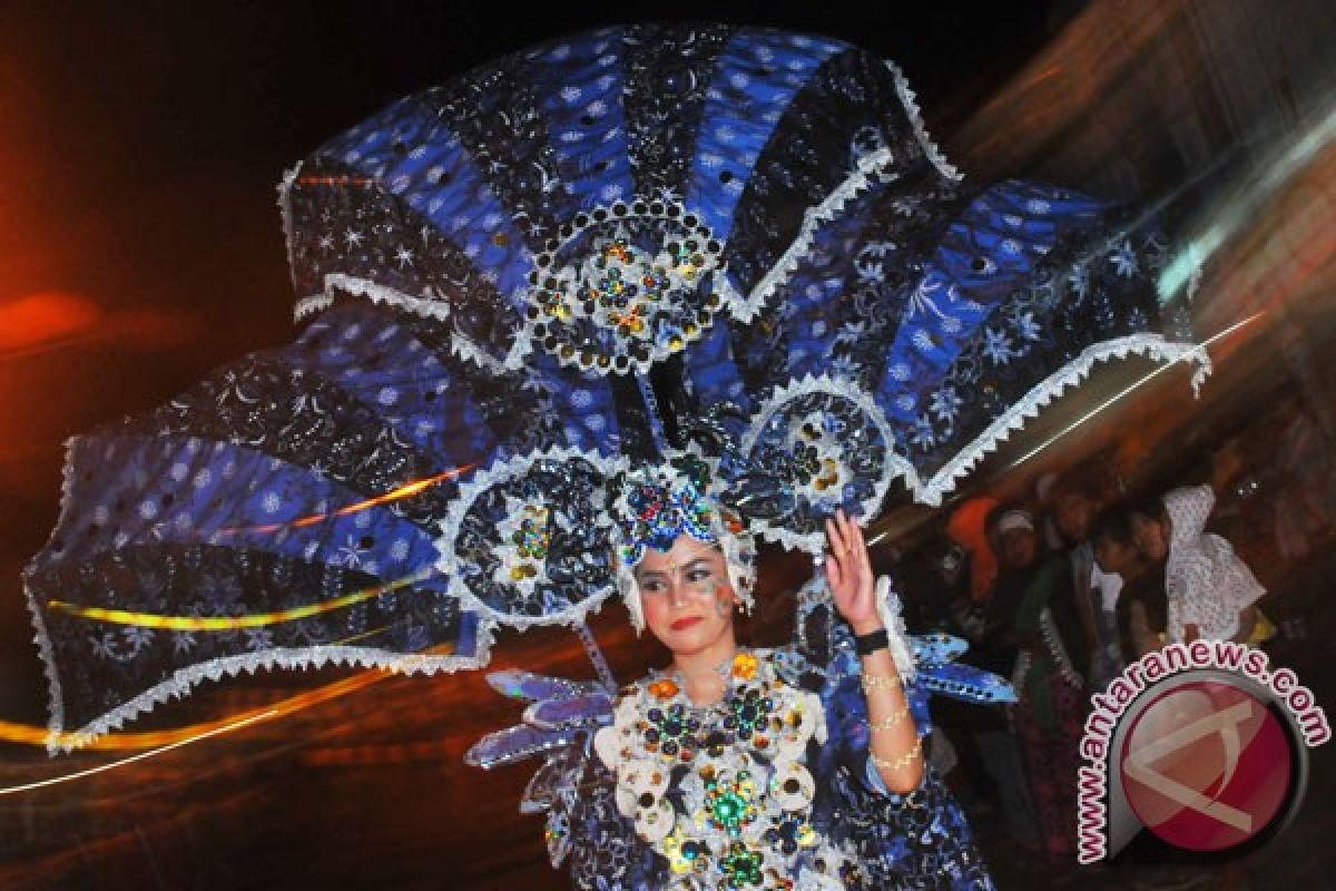 Parade batik meriahkan hari batik di Banyumas