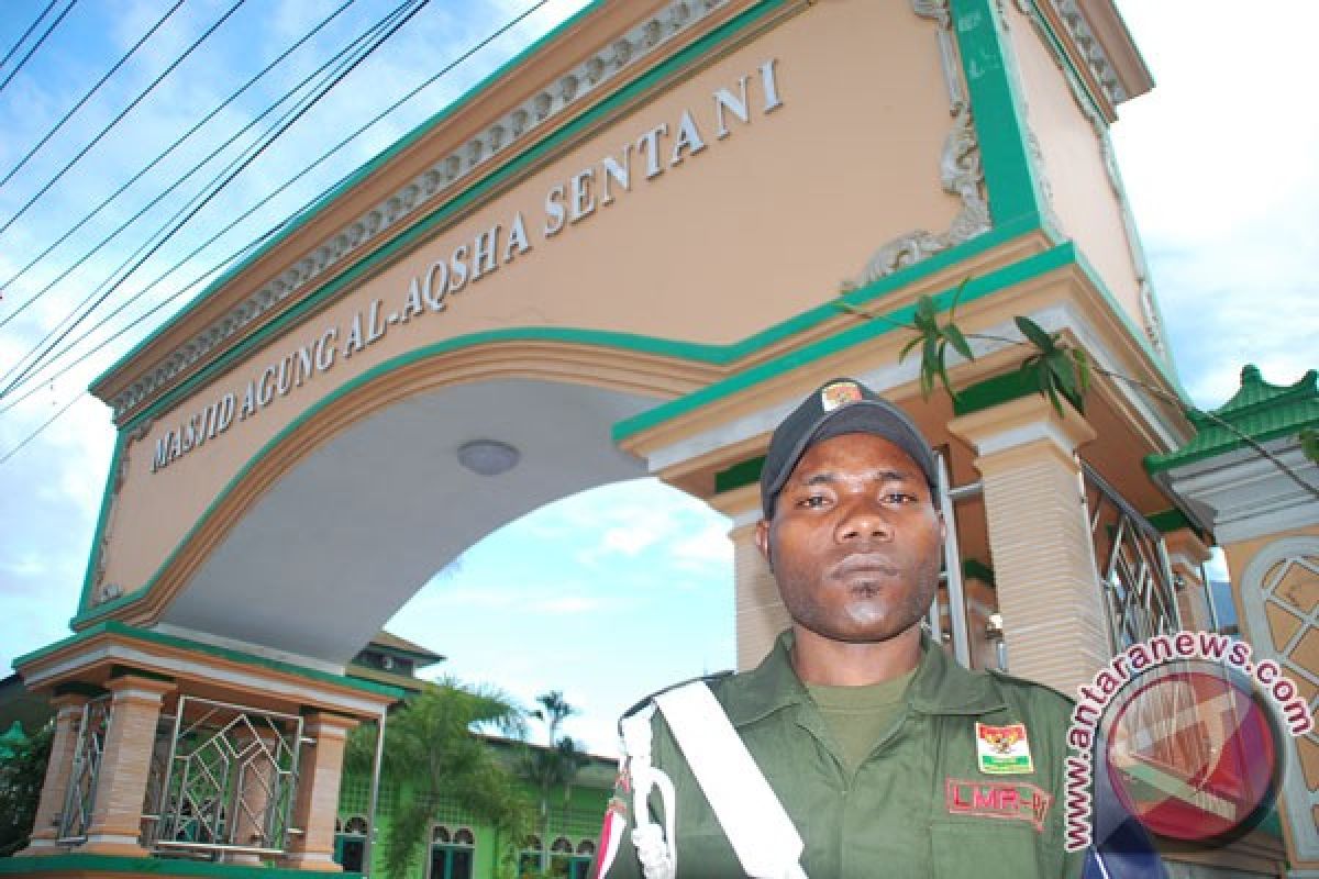 Pemuda gereja Katolik Sentani amankan shalat Id