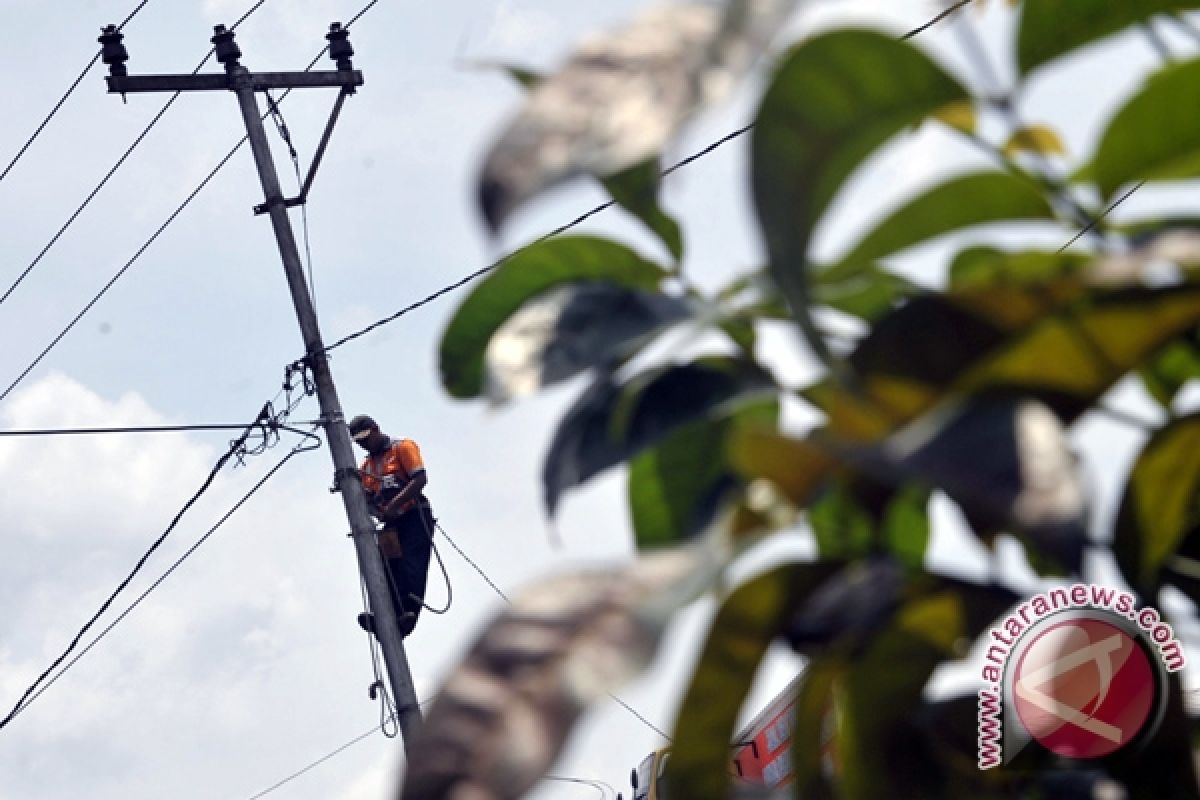 Musirawas bangun jaringan listrik desa 
