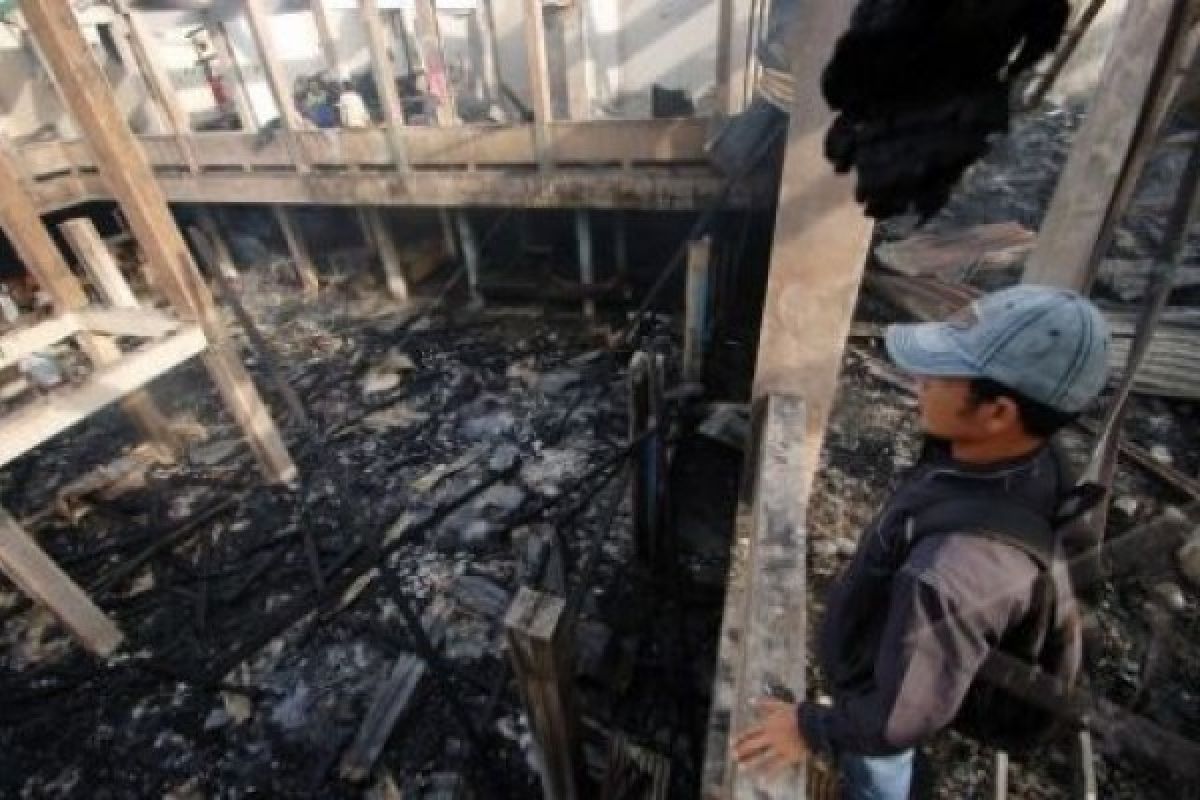 52 Kios Pasar Guna Karya Jakarta Terbakar