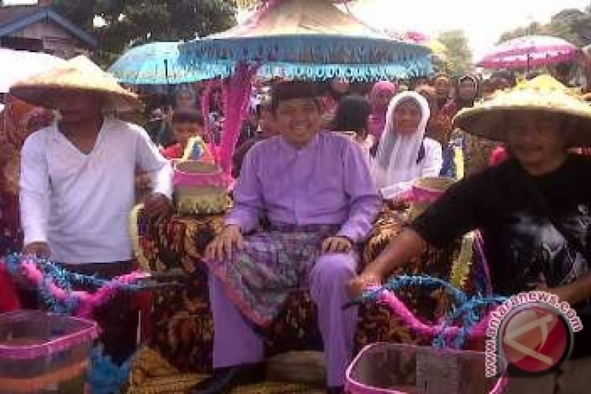 Bupati Bangka Barat ajak warga ikut lestarikan pesta adat Desa Kacung