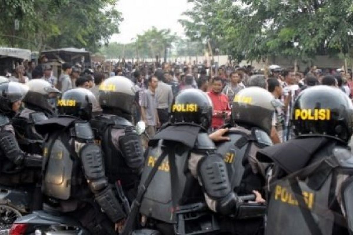 Amuk Massa di Batam Korbankan Satu Mobil